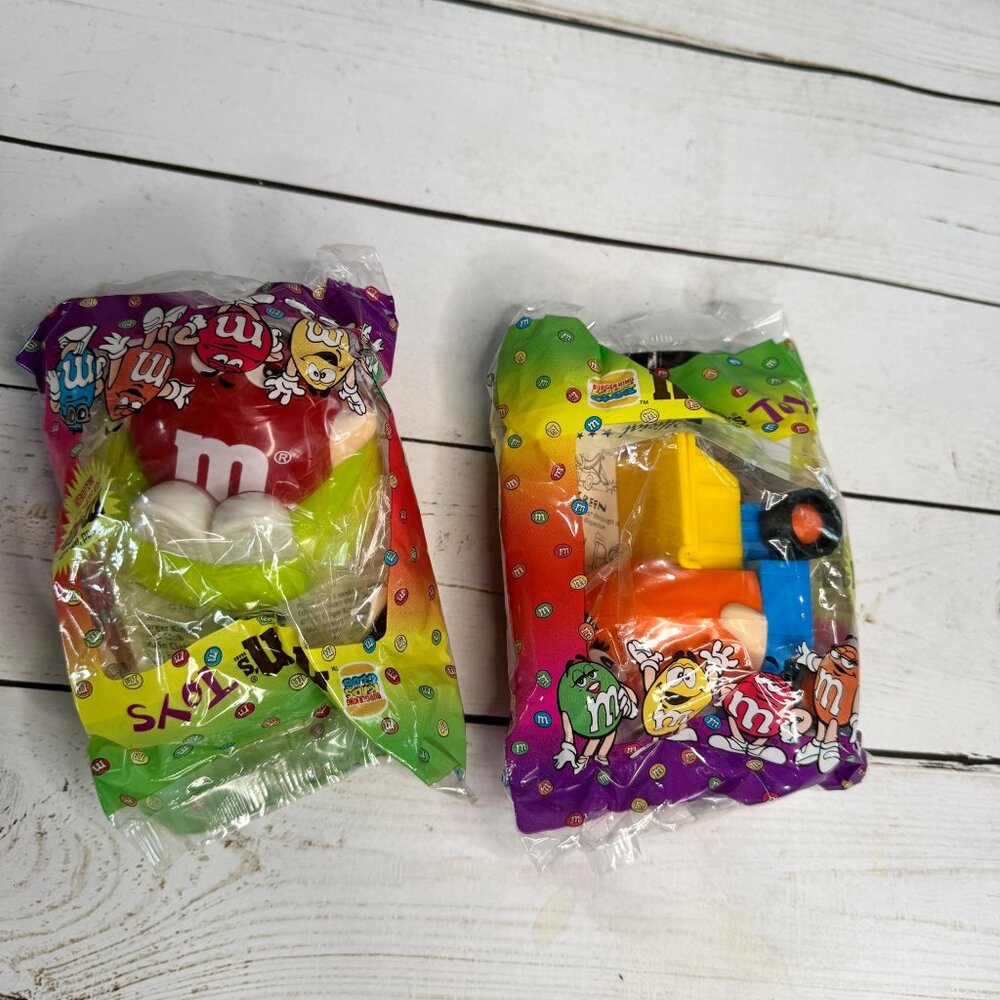 M&M Burger King Toys Lot of 2 1996 Red Blue Candy Characters Vintage Promo‎ NIP